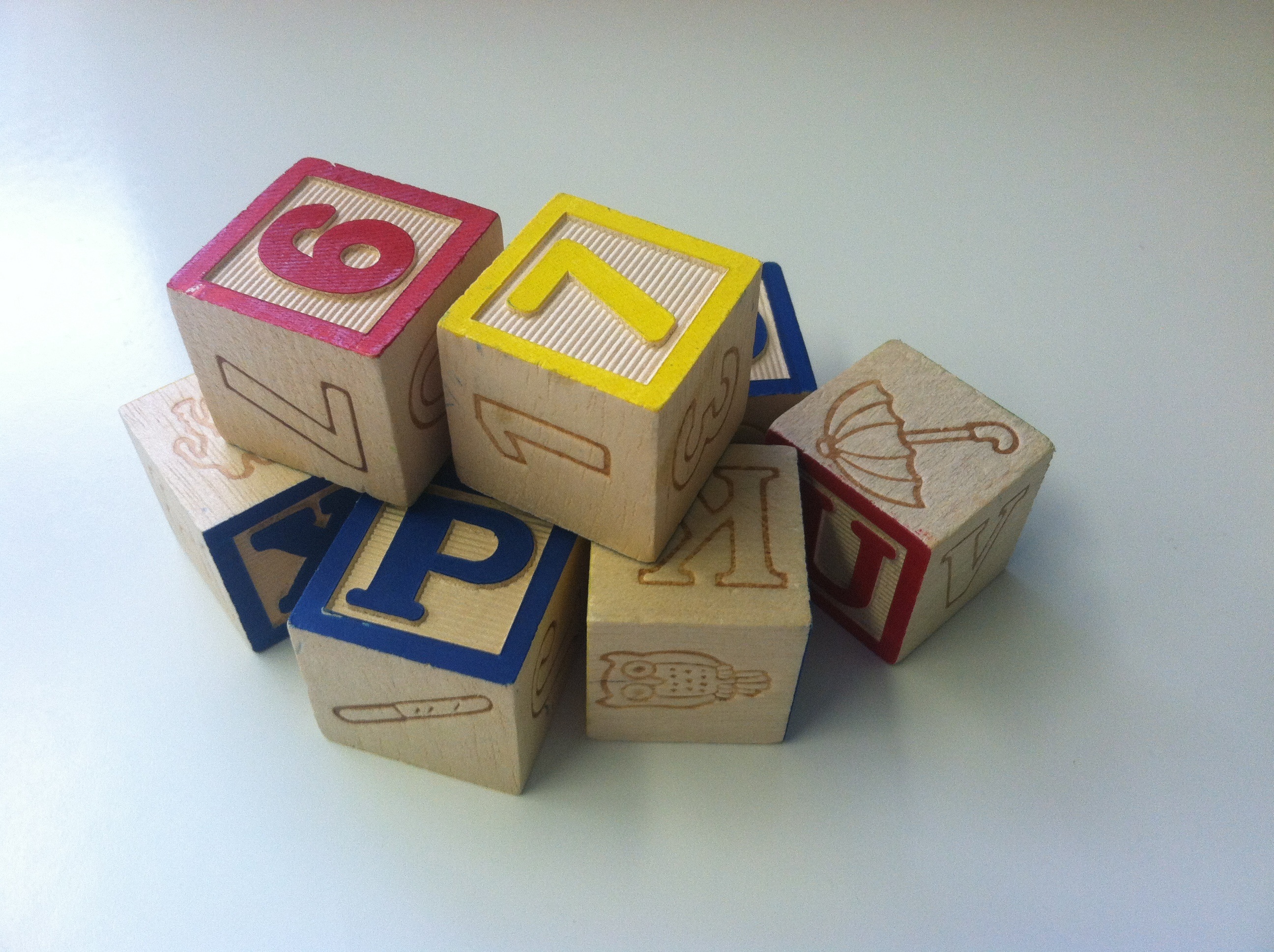 Игра кубики слова. Кубики "игрушки". Игра кубики. Деревянные кубики разных цветов. Блочные кубики.