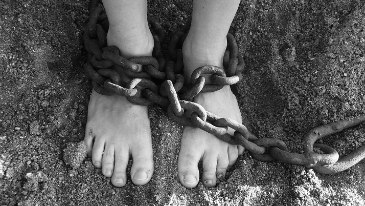 chains_feet