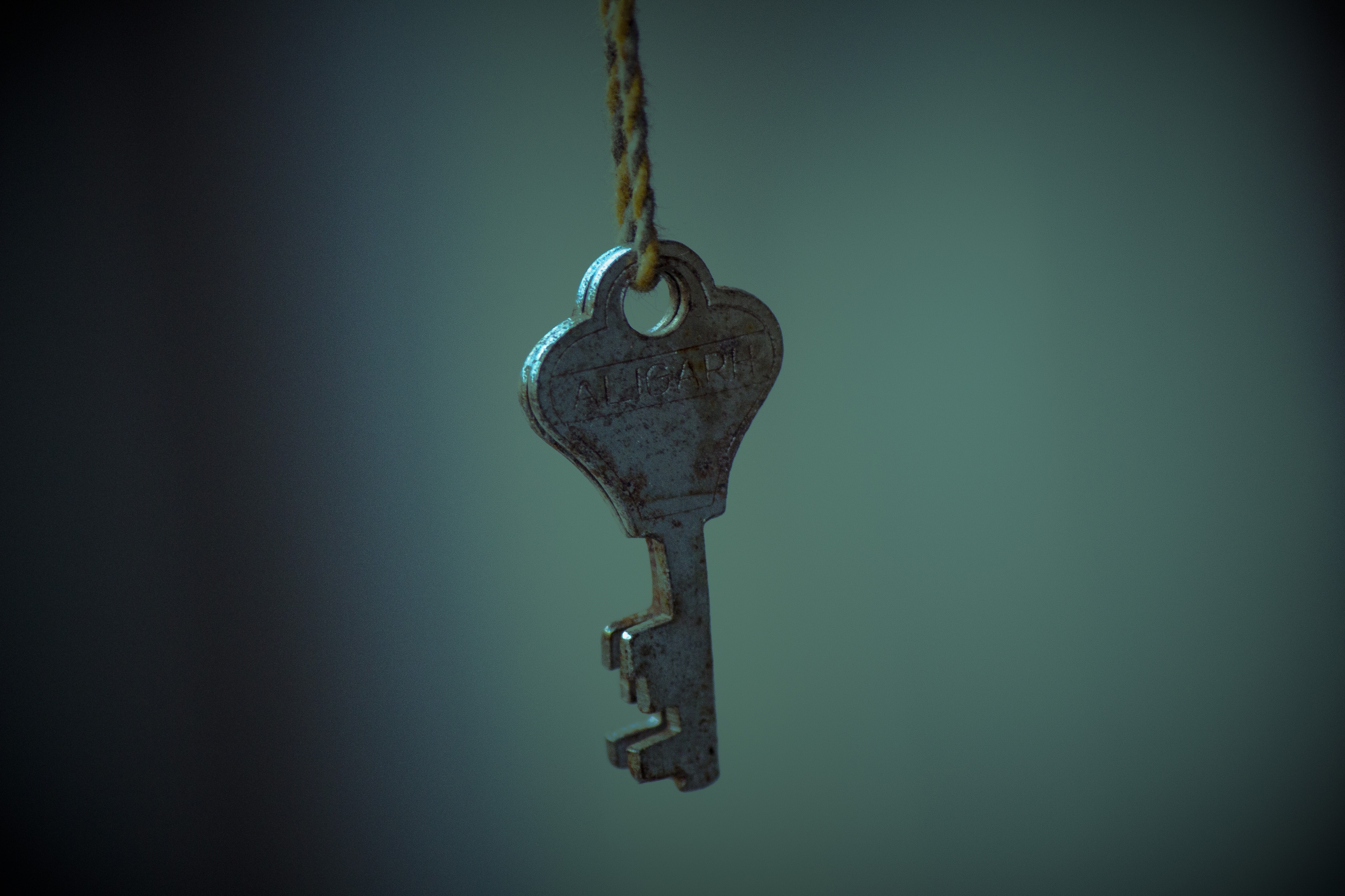 Воскресный ключ. Веревка для ключей. Ключик на веревочке. Ключ фото. Ключи висят на веревках.