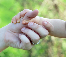 child_mother_hands